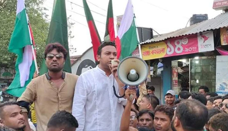 পাবনায় এমপি পুত্রের ভুল তথ্যে বক্তব্য দেওয়ায় সমালোচনার মুখে পড়েছেন!