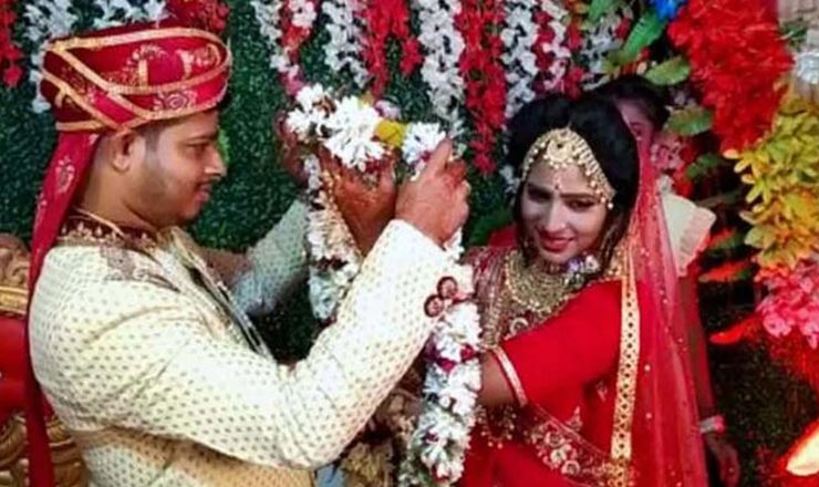 মুসলিম রীতিতে বিয়ের পর হিন্দু মতে মালাবদল