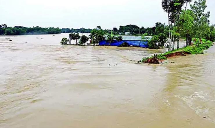 বন্যার পানিতে দুর্ভোগে চার লাখের বেশি মানুষ