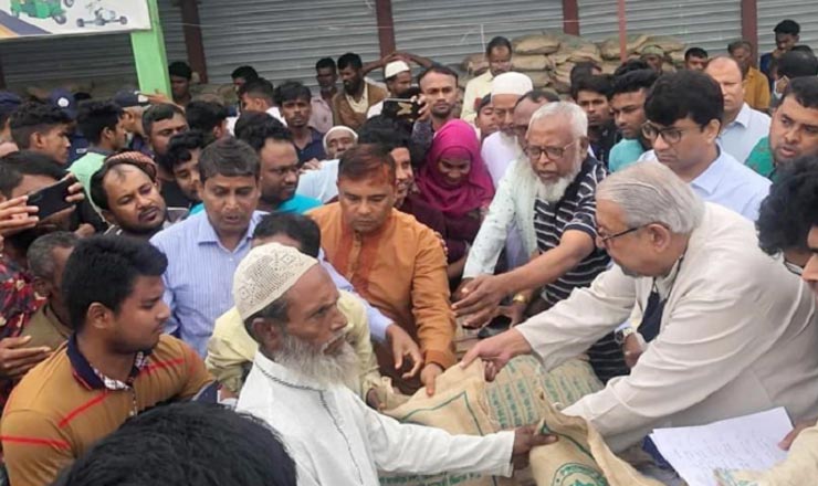 মন্ত্রীর সঙ্গে ফটোসেশনের পর ফিরিয়ে নেওয়া হয় ত্রাণ