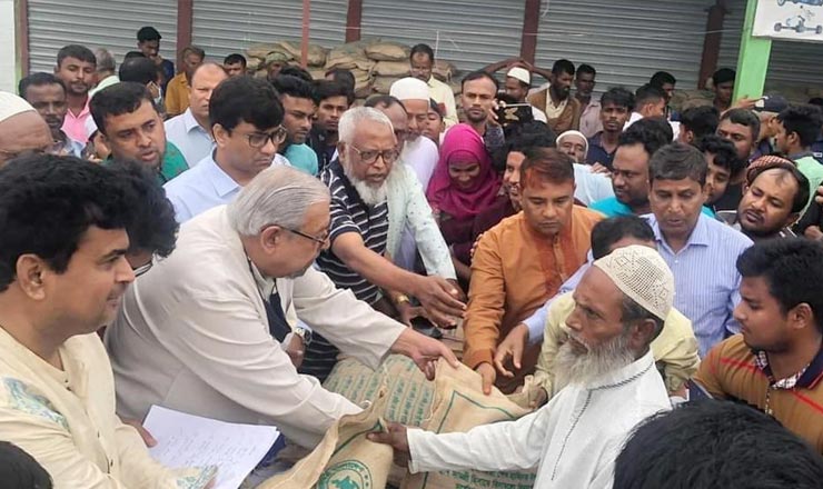 মন্ত্রীর ত্রাণ নিয়ে অসত্য সংবাদ প্রকাশ, ক্ষমা চেয়েছে ডেইলি স্টার