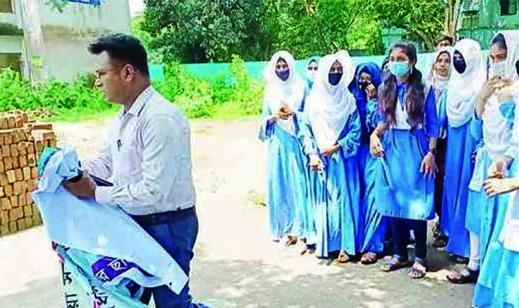 ছাত্রীকে আপত্তিকর প্রস্তাব প্রধান শিক্ষকের, প্রতিবাদের ব্যানার কেড়ে নিলেন ইউএনও