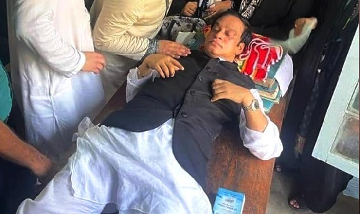 হাজি সেলিম এখন হাসপাতালের কেবিনে