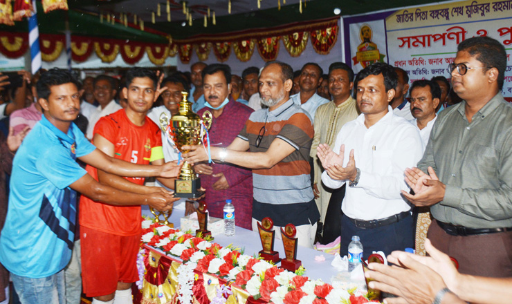 খেলাধুলা শিক্ষার্থীদের খারাপ কাজ থেকে দূরে রাখে: এনামুল হক