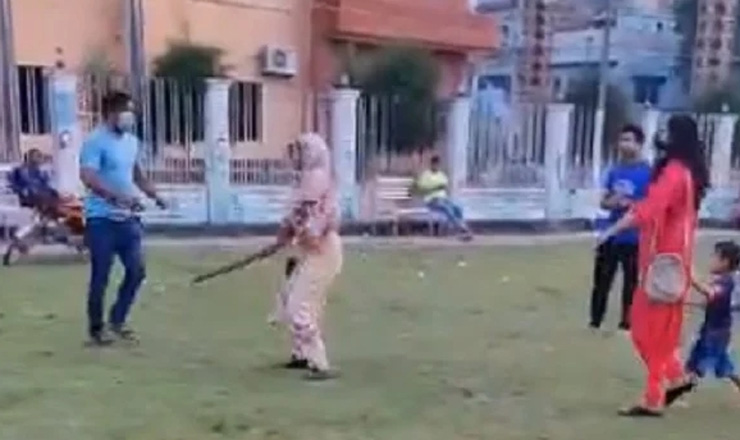 মেয়েকে ‘উত্যক্ত’ করায় যুবককে লাঠি দিয়ে পিটিয়েছেন মা