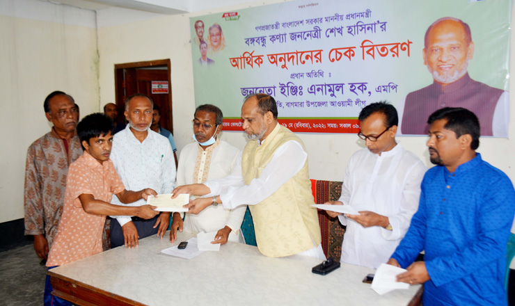 বাগমারায় প্রধানমন্ত্রীর আর্থিক অনুদানের চেক বিতরণ করলেন এমপি এনামুল হক 
