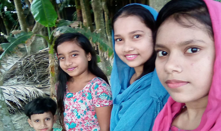 অভিমান করে বাড়ি থেকে বের হয়ে যাওয়া ৪ মেয়েকে খুঁজছেন বাবা