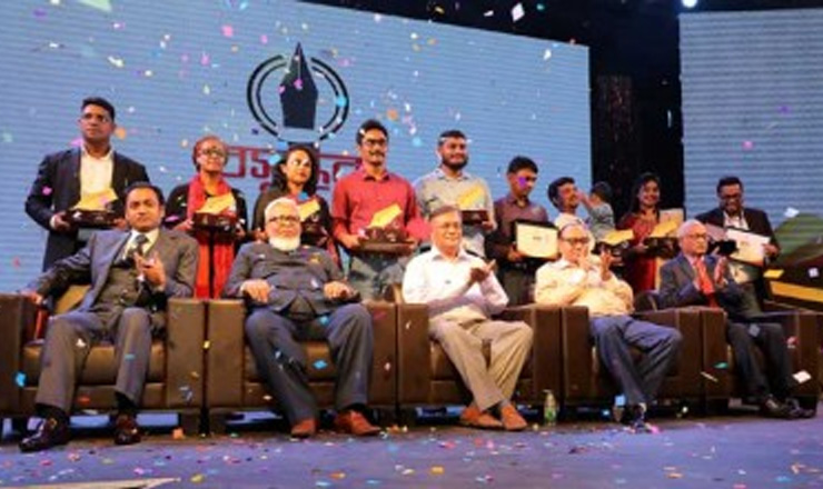 ১১ অনুসন্ধানী সাংবাদিকের হাতে উঠল বসুন্ধরা মিডিয়া অ্যাওয়ার্ড