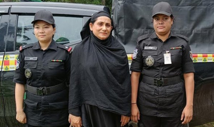 স্টেশনে তরুণীকে হেনস্তার ঘটনা নিয়ে যা জানালেন শিলা   