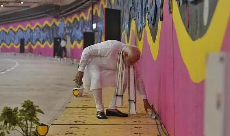 দিল্লির ময়দানে বোতল কুড়ালেন মোদি (ভিডিও)