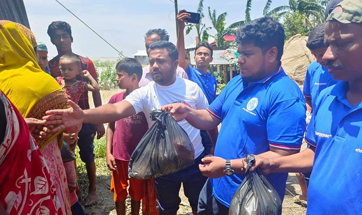 সুনামগঞ্জে বন্যা দুর্গতদের মাঝে শুকনো খাবার বিতরণ করলো সেভ দ্য ফিউচার ফাউন্ডেশন