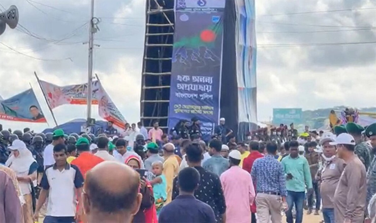 পদ্মার পাড়ে জনতার ঢল