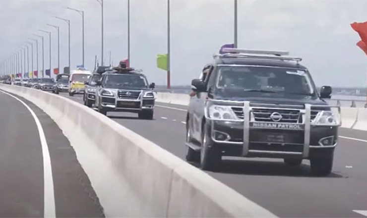 স্বপ্নের পদ্মা সেতু পাড়ি দিলেন প্রধানমন্ত্রী