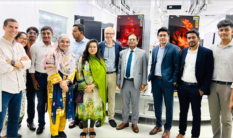 ওয়ালটন কম্পিউটার প্ল্যান্ট পরিদর্শন করলেন অক্সফোর্ডের অধ্যাপক, সিপিডি ফেলো