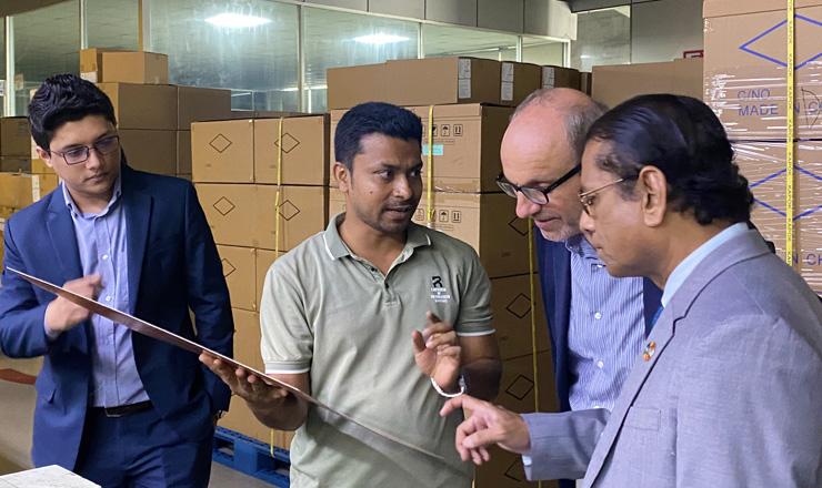 ওয়ালটন কম্পিউটার প্ল্যান্ট পরিদর্শন করলেন অক্সফোর্ডের অধ্যাপক, সিপিডি ফেলো