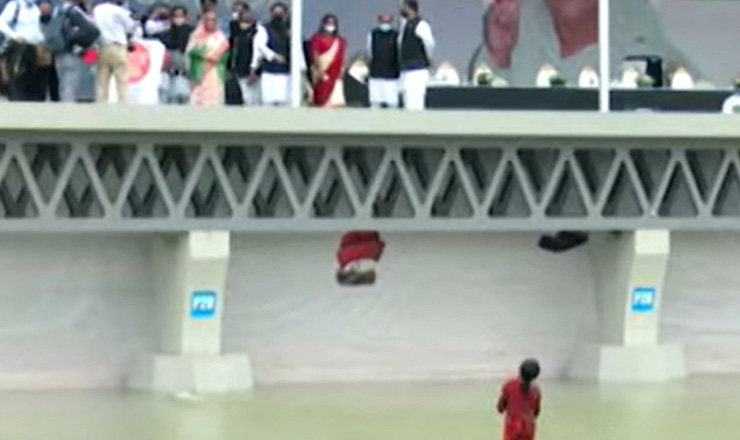 সাঁতরে প্রধানমন্ত্রীর কাছে চলে গেল এক কিশোরী