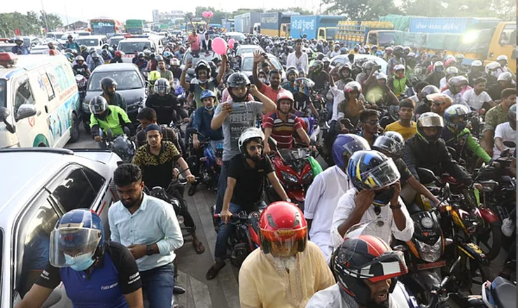 পদ্মা সেতুতে সকাল থেকেই যানবাহনের চাপ