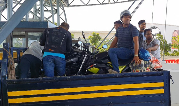 নিষেধাজ্ঞার মধ্যে মোটরসাইকেল পদ্মা সেতু পার হচ্ছেন যেভাবে