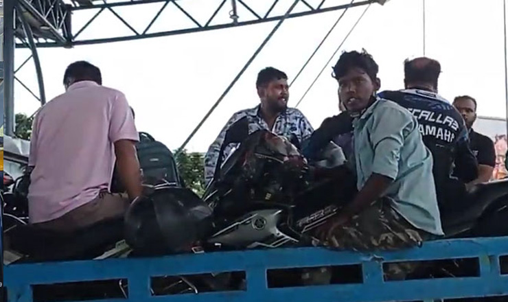 নিষেধাজ্ঞার মধ্যে মোটরসাইকেল পদ্মা সেতু পার হচ্ছেন যেভাবে