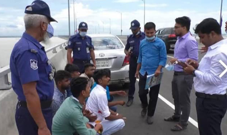 পদ্মা সেতুতে গাড়ি পার্কিং করায় জরিমানা