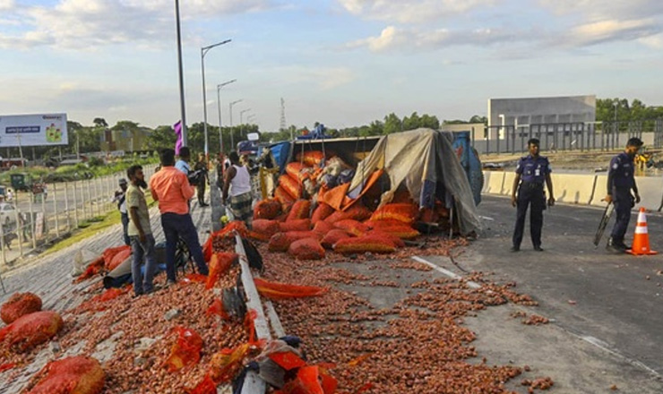 পদ্মা সেতুতে পিকআপ ভ্যান উল্টে আহত ৩
