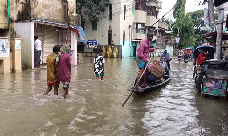 সিলেটে বানভাসিদের কাছে বিল চেয়ে মাইকিং পল্লী বিদ্যুতের