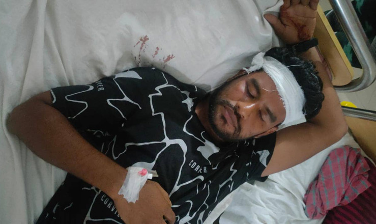 উপজেলা পরিষদের ভেতরে প্রকাশ্যে যুবককে পিটিয়ে জখম