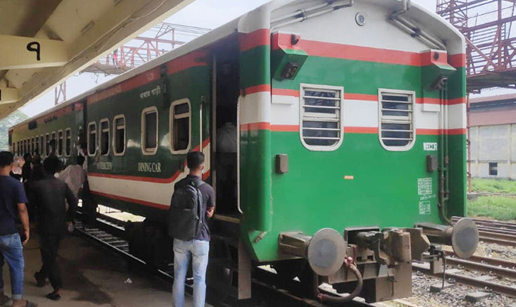 যাত্রী বোঝাই বগি রেখেই চলে গেল ট্রেন
