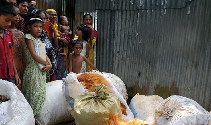 গোবর-সোডা আর লাল সেমাইয়ে তৈরি হচ্ছিল সস