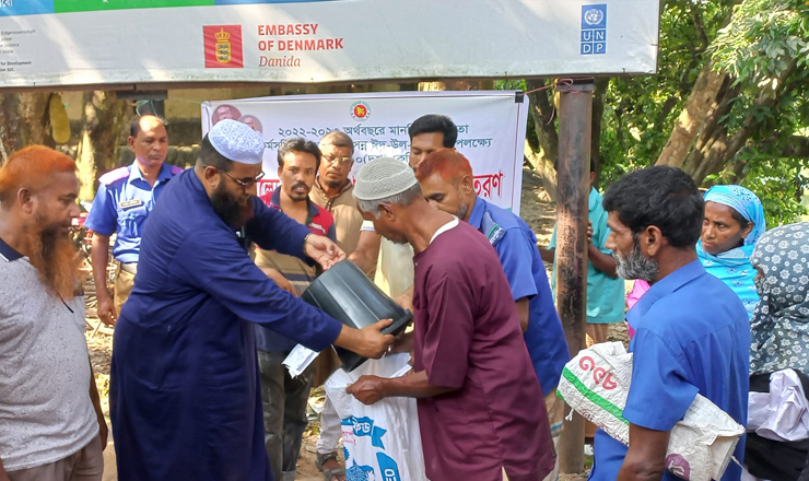 বাগমারার গোয়ালকান্দি ইউপিতে জিআর ও ভিজিএফ'র চাল বিতরণ