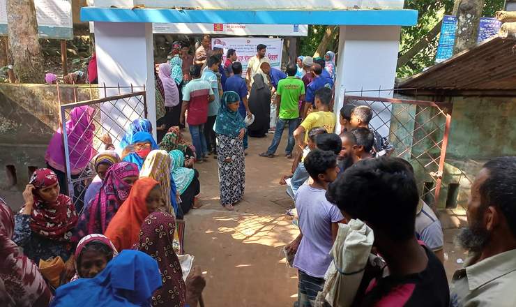 বাগমারার গোয়ালকান্দি ইউপিতে জিআর ও ভিজিএফ'র চাল বিতরণ