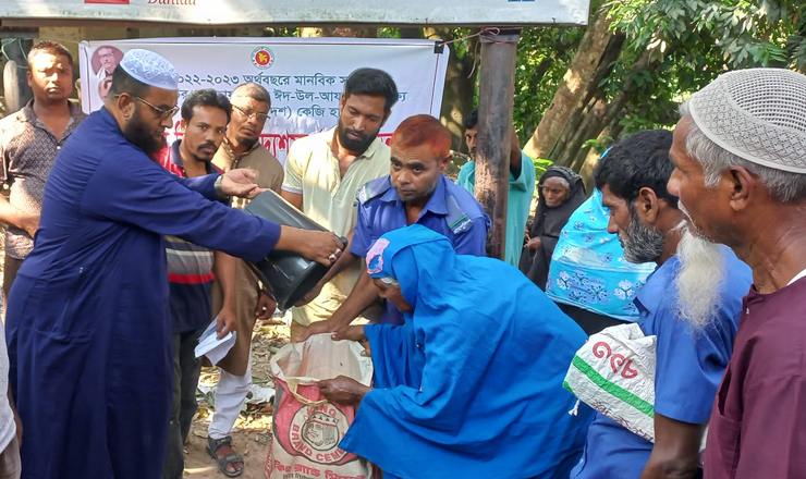 বাগমারার গোয়ালকান্দি ইউপিতে জিআর ও ভিজিএফ'র চাল বিতরণ
