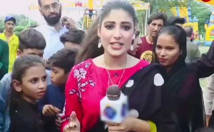 লাইভ নিউজে অসভ্যতা, থাপ্পড়ে প্রতিবাদ মহিলা সাংবাদিকের (ভিডিও)