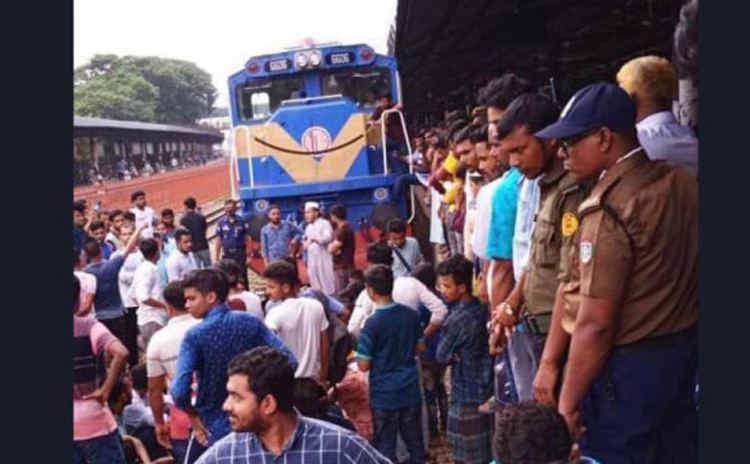 টিকিট কালোবাজারি, ঢাকায় ট্রেন আটকে দিয়েছে যাত্রীরা
