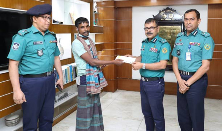 গৃহবধূকে ধর্ষন থেকে উদ্ধার করা সেই রিকশাচালক পুরস্কৃত