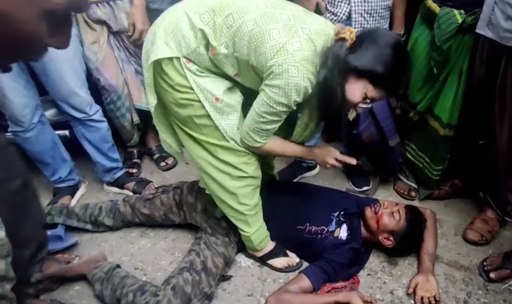ছিনতাইকারীর ওপর ঝাঁপিয়ে পড়লেন তরুণী, অতঃপরins class=