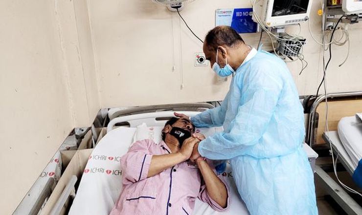 অসুস্থ আ’লীগ নেতা সোবহান চৌধুরীকে দেখতে হাসপাতালে গেলেন এনামুল হক