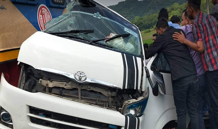 চট্টগ্রামে ট্রেন-মাইক্রোবাস সংঘর্ষে প্রাণ গেল ১১ জনের