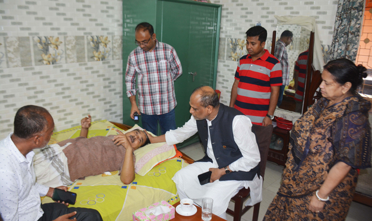 অসুস্থ অনিল কুমার সরকারের সাথে দেখা করলেন এমপি এনামুল হক