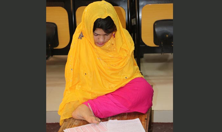 বিশ্ববিদ্যালয়ে ভর্তি পরীক্ষায় অংশ নিলেন শারীরিক প্রতিবন্ধী তামান্না