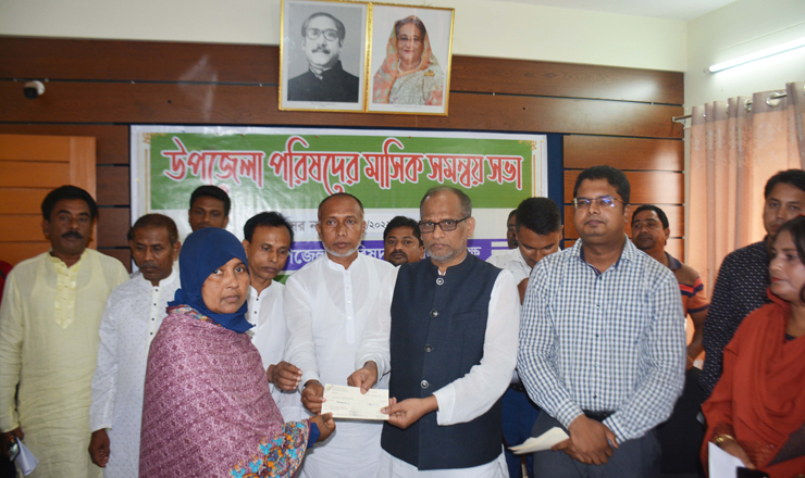 বাগমারায় ক্যান্সার রোগীদের মাঝে চেক বিতরণ করলেন এমপি এনামুল হক