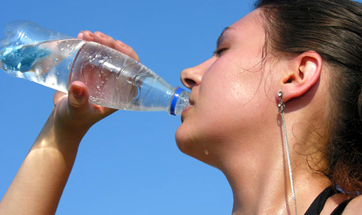 গরমের আরামে ঠান্ডা পানি: কতটা ক্ষতি করছেন শরীরের