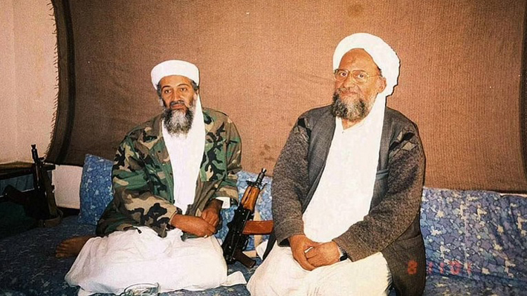 আল-কায়েদার প্রতিষ্ঠাতা ওসামা বিন লাদেনের সঙ্গে আয়মান আল-জাওয়াহিরি (ডানে)।