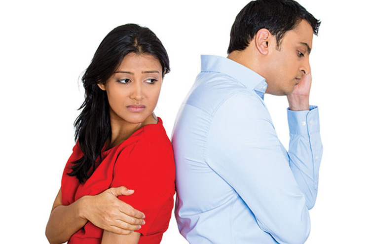 স্বামী আমার সঙ্গে এক ঘরে ঘুমাতে চায় না, শারীরিক ঘনিষ্ঠতা নেই