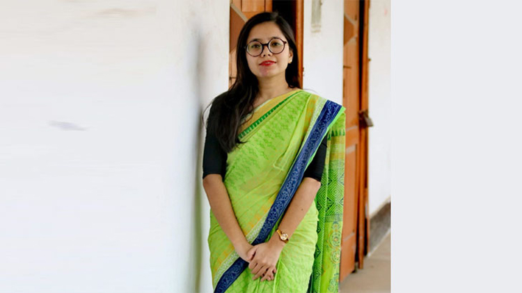 সুখবর পেলেন দুই ছিনতাইকারীকে পেটানো সেই সাহসীকন্যা পারিশা  