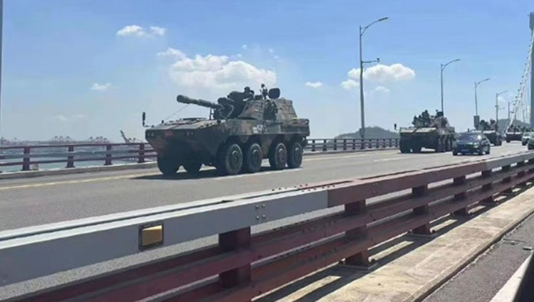 তাইওয়ান সীমান্তে সারি সারি চীনা সামরিক ট্যাঙ্ক (ভিডিও)