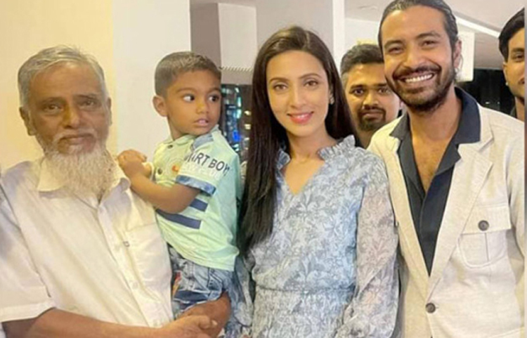 লুঙ্গি পরেই মিমের সঙ্গে সিনেমা দেখলেন সেই ব্যক্তি