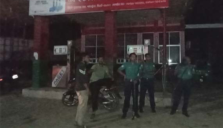 ঢাকায় সব পেট্রলপাম্প বন্ধ, পরিস্থিতি সামলাতে পুলিশ মোতায়েন