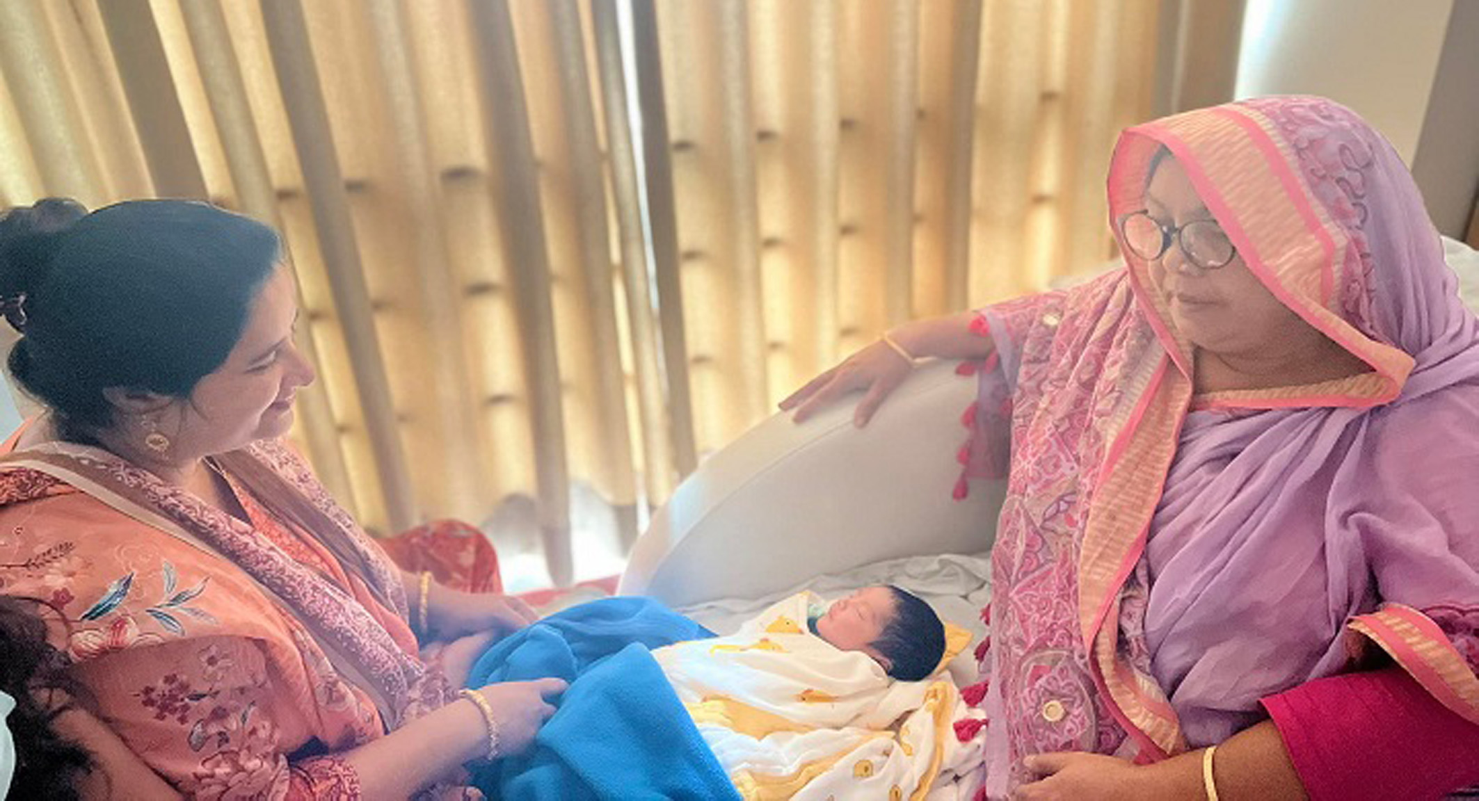 দাদি আর নানির সঙ্গে