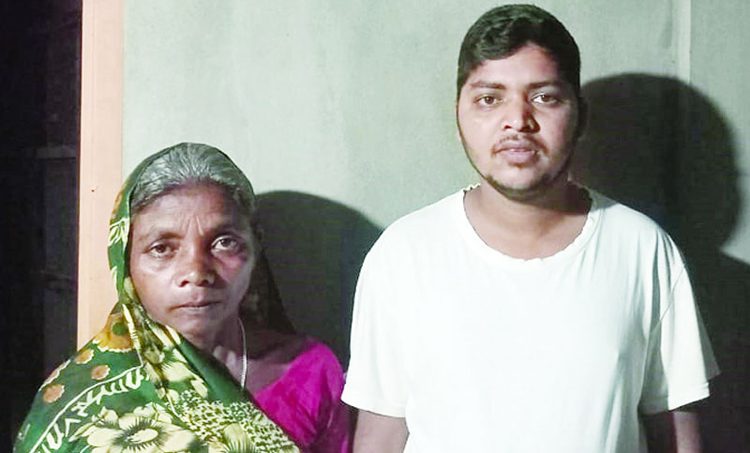 মা ৫০ টাকা দিয়ে চোখের জল ফেলতে ফেলতে বলেন, ‘কেউ ধার দেয়নি রে বাপ’